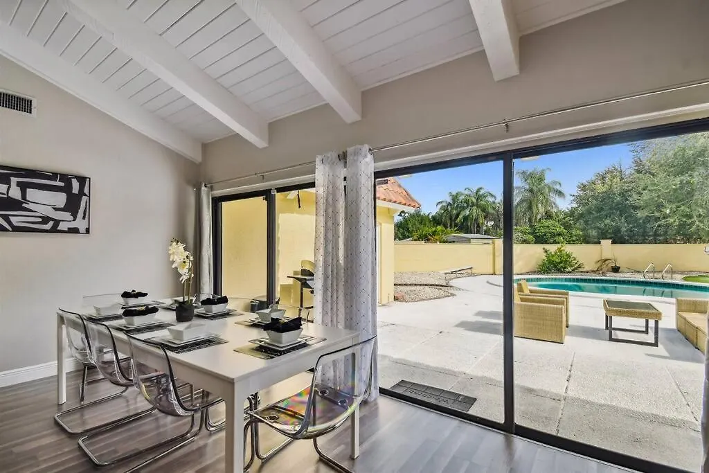 度假居 Luxurious Spacious Modern House W/ Ac + Pool 坦帕