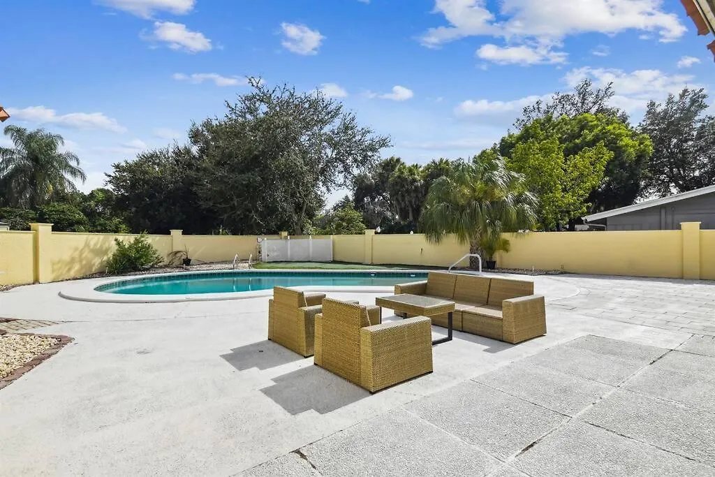 Luxurious Spacious Modern House W/ Ac + Pool 坦帕 度假居